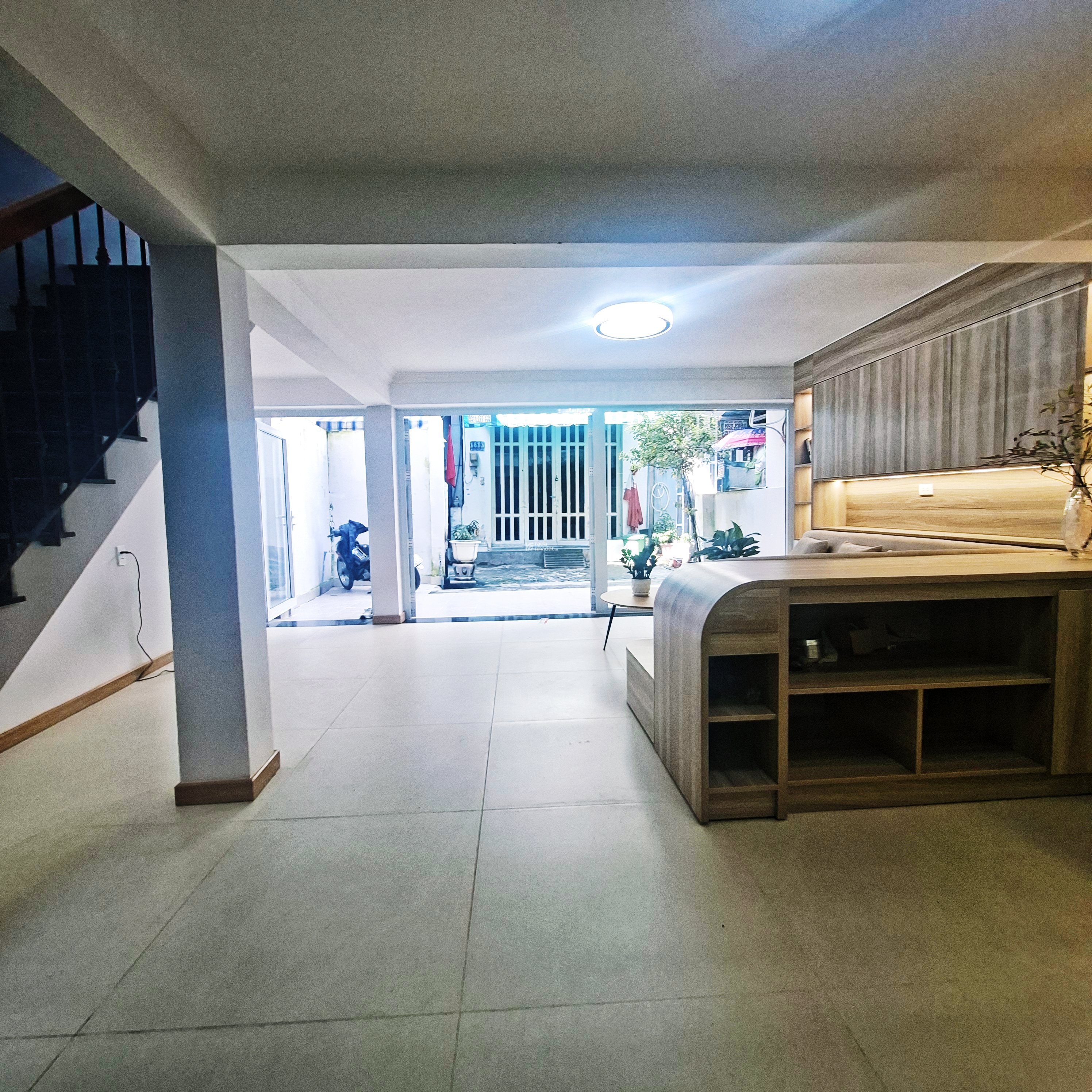 BTân - (2 tầng, ngang 5,3 x 10), 4PN - HXH - Có sân để ô tô trong nhà - sổ hồng - pháp lý chuẩn