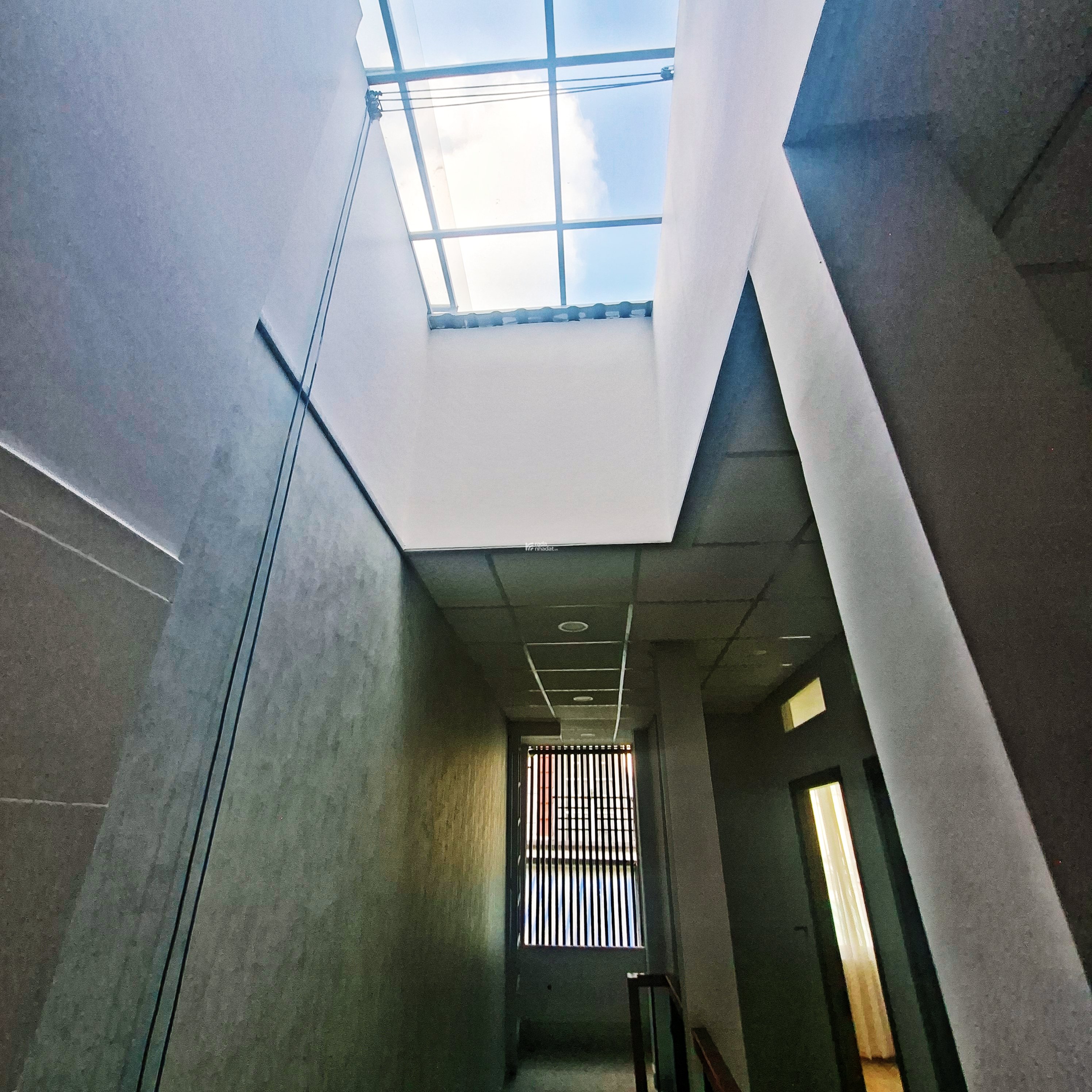 BTân - (2 tầng, ngang 5,3 x 10), 4PN - HXH - Có sân để ô tô trong nhà - sổ hồng - pháp lý chuẩn