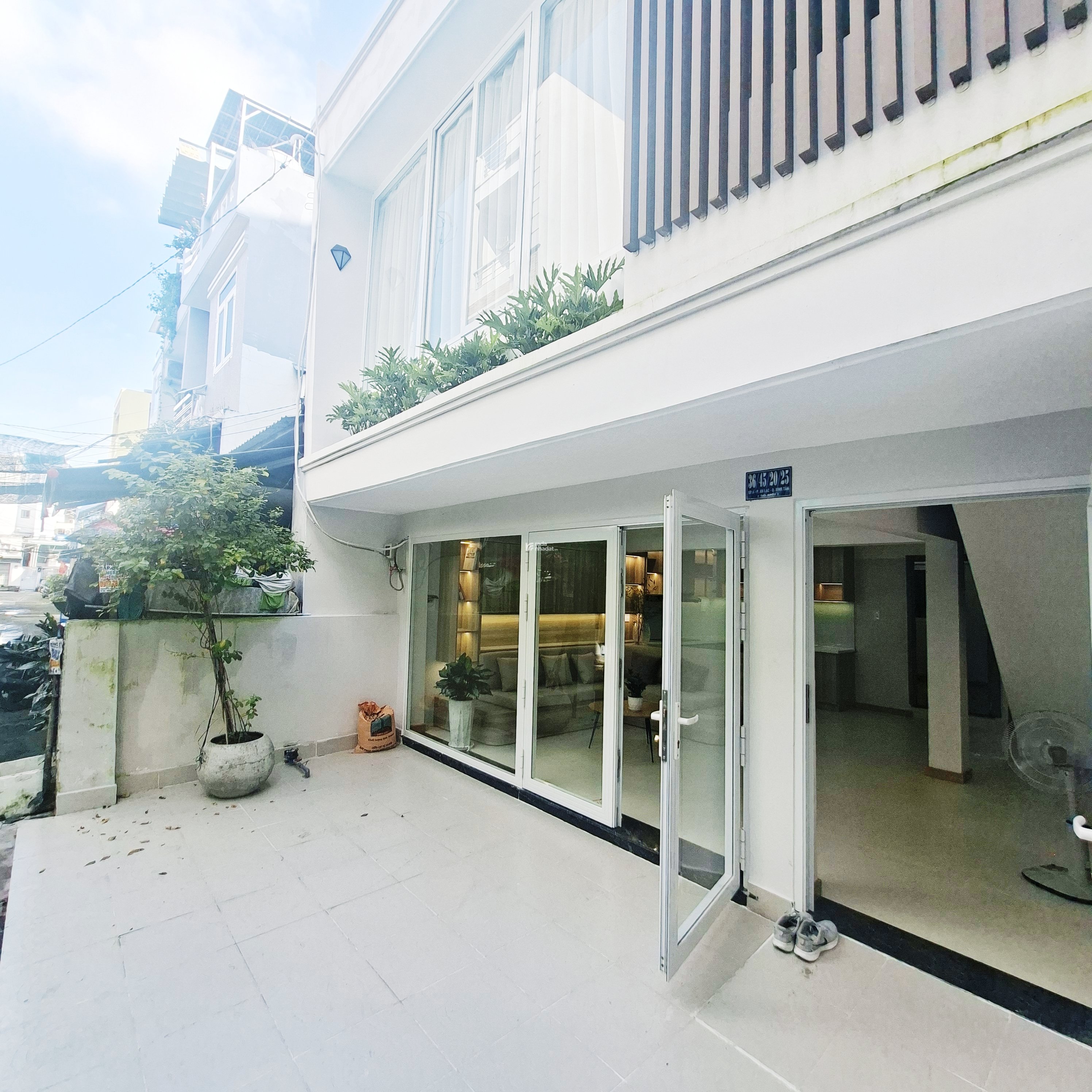 BTân - (2 tầng, ngang 5,3 x 10), 4PN - HXH - Có sân để ô tô trong nhà - sổ hồng - pháp lý chuẩn