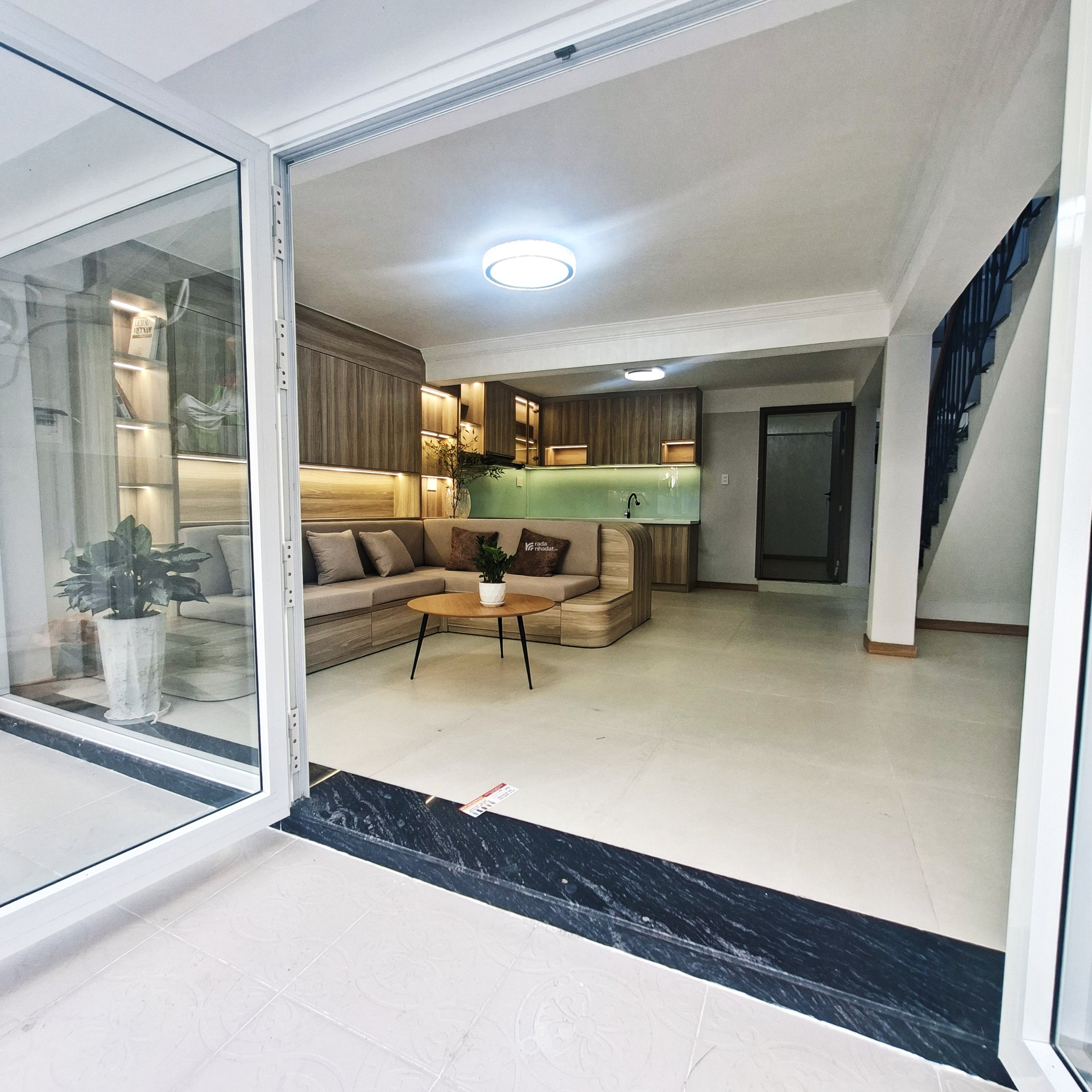 BTân - (2 tầng, ngang 5,3 x 10), 4PN - HXH - Có sân để ô tô trong nhà - sổ hồng - pháp lý chuẩn