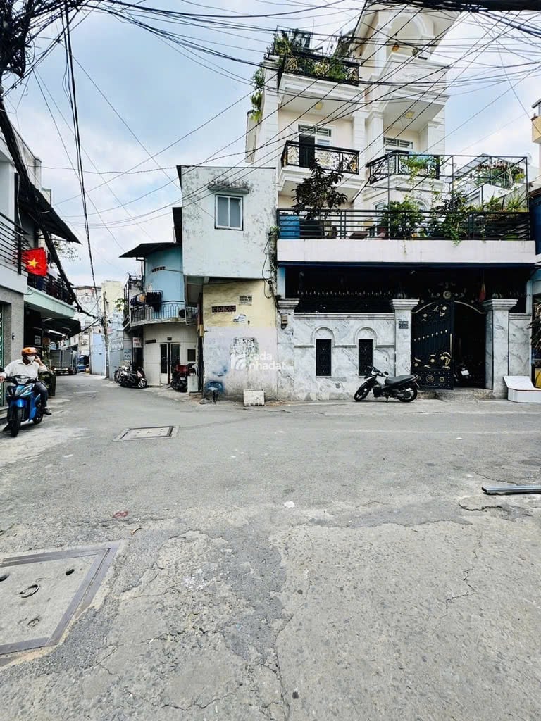 Bán nhà Đông Hồ, Tân Bình. 1 trệt 2 lầu, gồm 4PN, 3WC, Phòng khách, bếp, ban công, sân thượng.