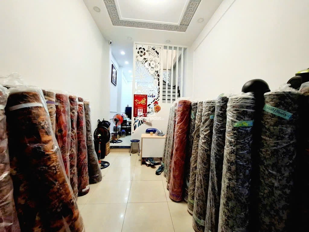 Bán nhà Đông Hồ, Tân Bình. 1 trệt 2 lầu, gồm 4PN, 3WC, Phòng khách, bếp, ban công, sân thượng.