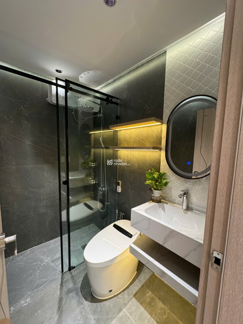 Bán nhanh căn hộ Sky garden 2, PMH, Q7, Dt 81m2, Tk 3PN nhà mới đẹp, giá chỉ 6,1 tỷ