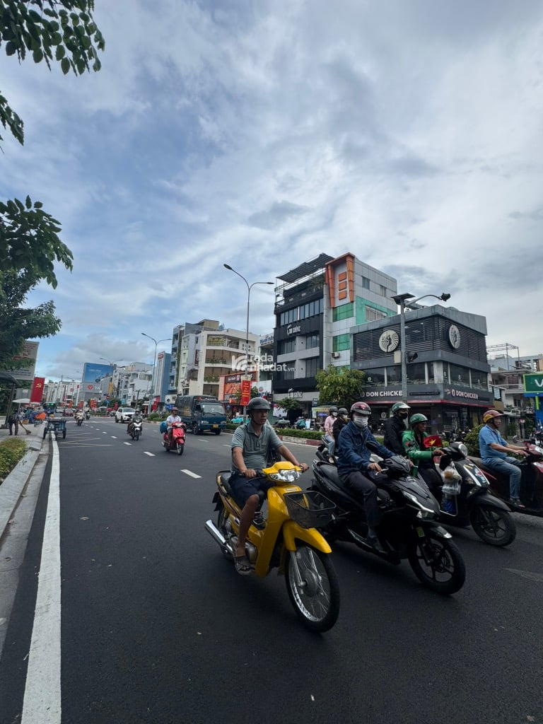  cần bán gấp toà nhà Văn phòng mặt tiền Lê Đại Hành Quận 11, đối điện sân bóng Phú Thọ.