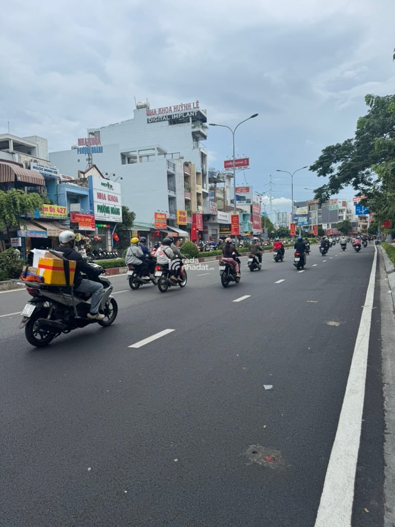  cần bán gấp toà nhà Văn phòng mặt tiền Lê Đại Hành Quận 11, đối điện sân bóng Phú Thọ.