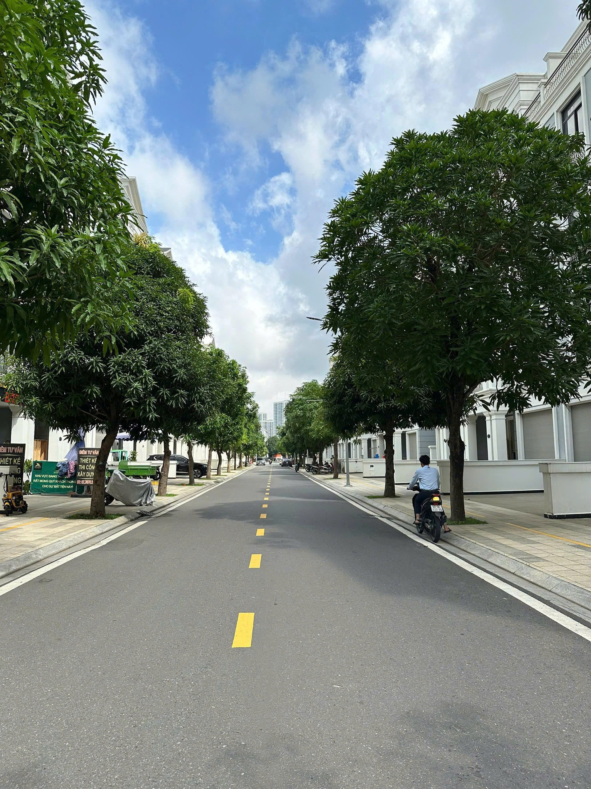 BÁN NHƯƠNG NHANH NHÀ PHỐ 144m2 VỊ TRÍ ĐẸP GẦN CÔNG VIÊN & BẾN DU THUYỀN, TẠI VINHOMES GRAND PARK