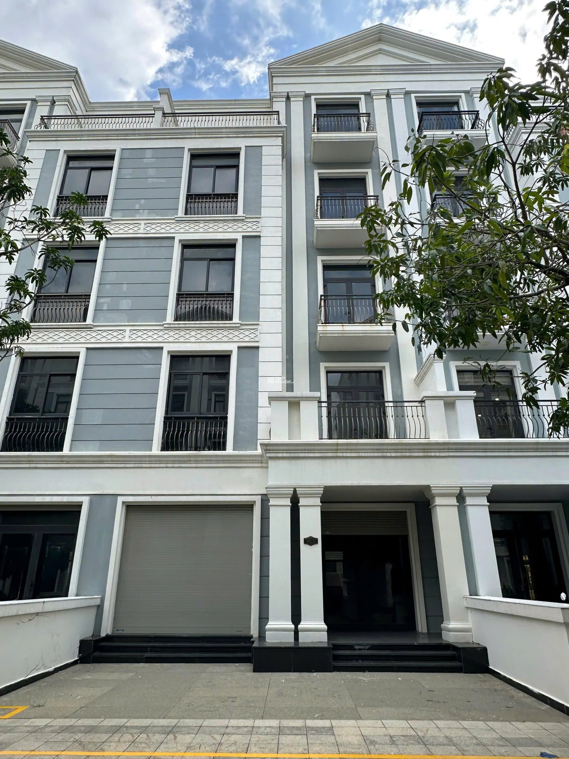 BÁN NHƯƠNG NHANH NHÀ PHỐ 144m2 VỊ TRÍ ĐẸP GẦN CÔNG VIÊN & BẾN DU THUYỀN, TẠI VINHOMES GRAND PARK