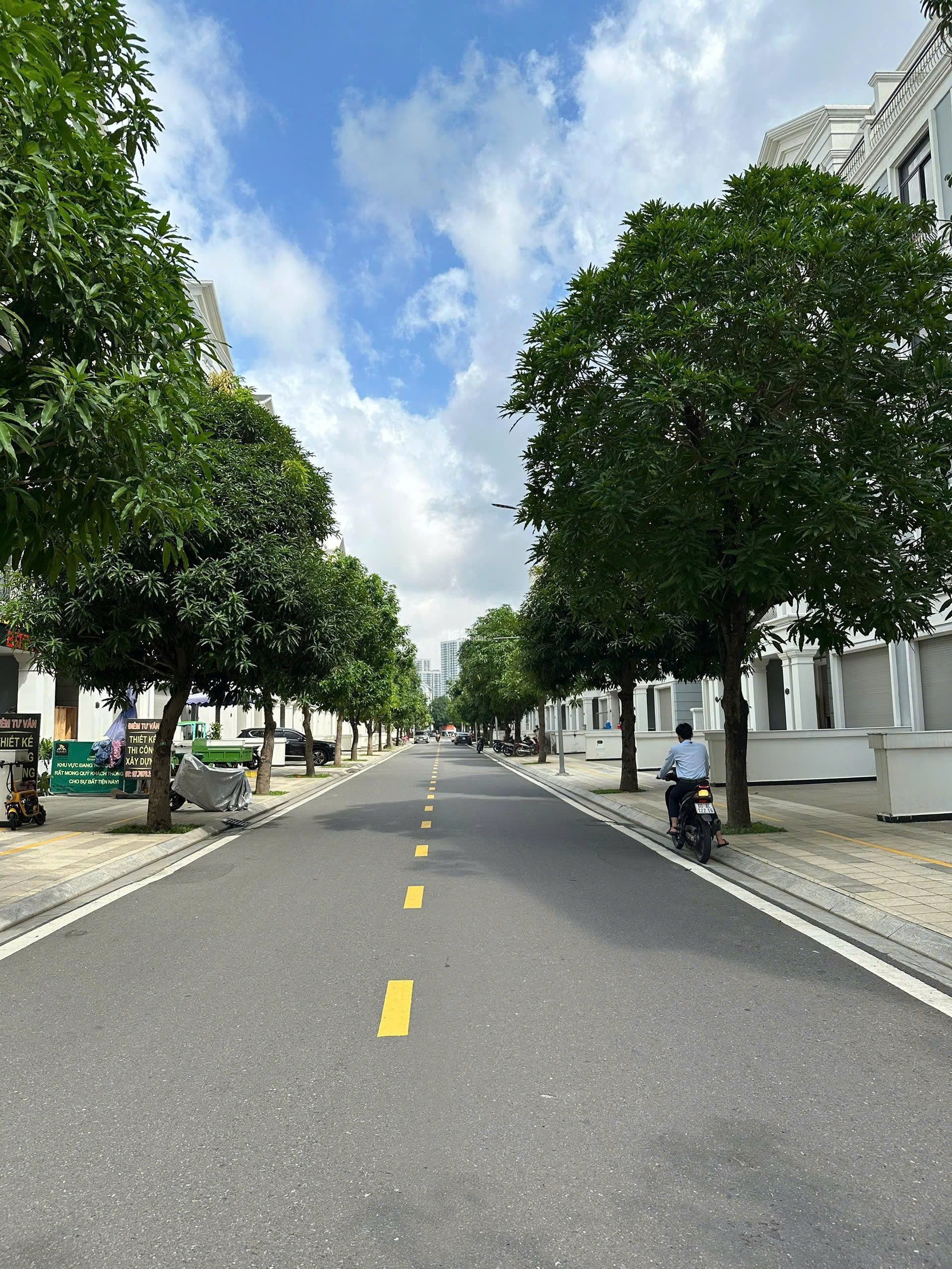 BÁN NHƯƠNG NHANH NHÀ PHỐ 144m2 VỊ TRÍ ĐẸP GẦN CÔNG VIÊN & BẾN DU THUYỀN, TẠI VINHOMES GRAND PARK