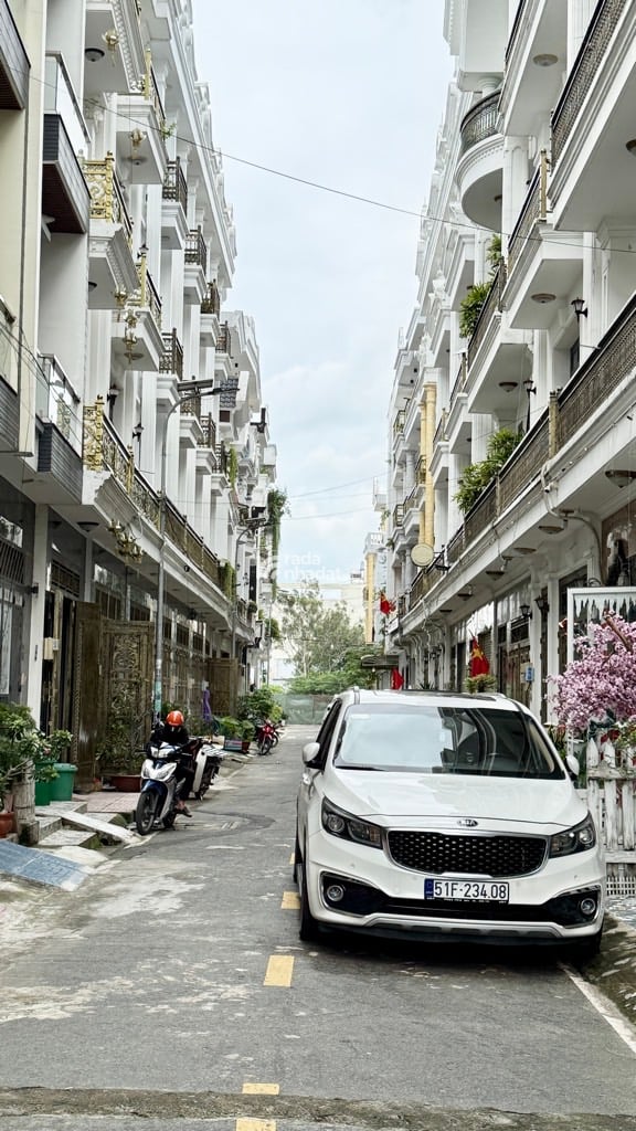 KHU PHÂN LÔ BÌNH TÂN - NGANG 5M - HẺM XE HƠI - NHÀ ĐẸP XINH