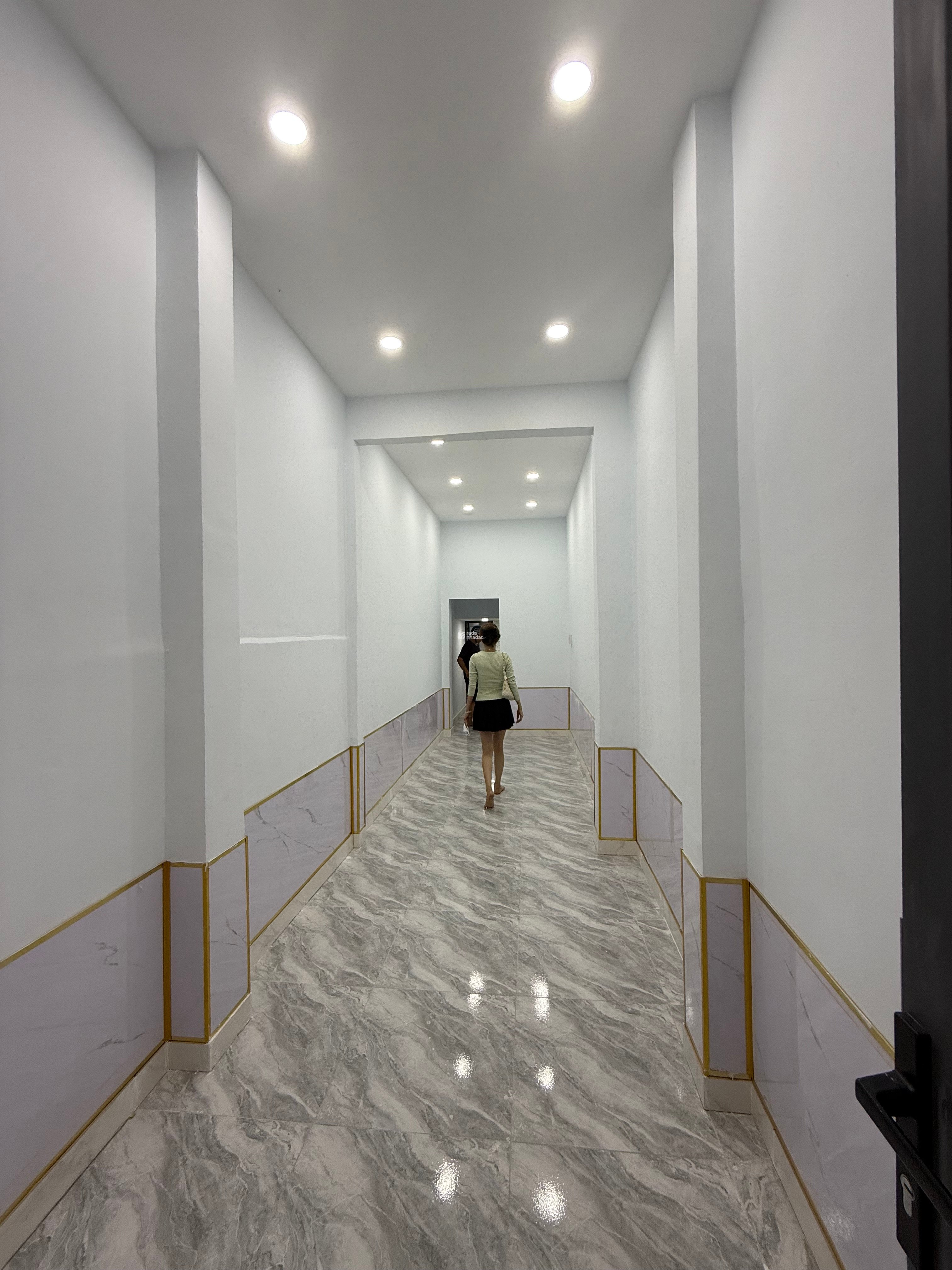 Nhà Quận 1 , Đường Trần Hưng Đạo , dọn vào ở ngay 