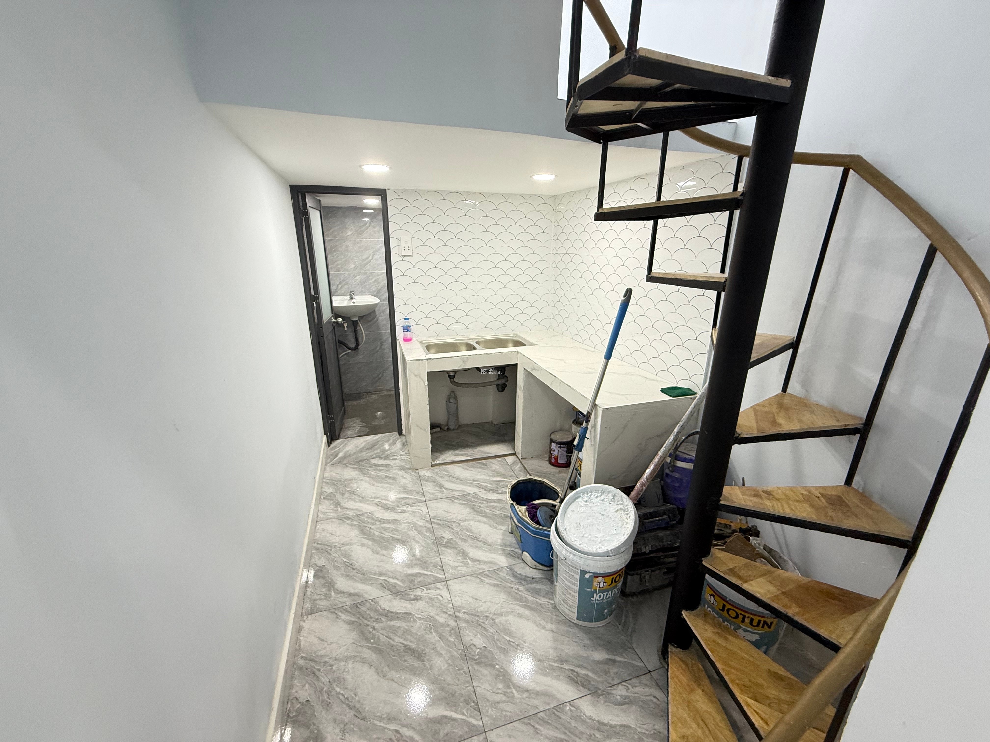 Nhà Quận 1 , Đường Trần Hưng Đạo , dọn vào ở ngay 