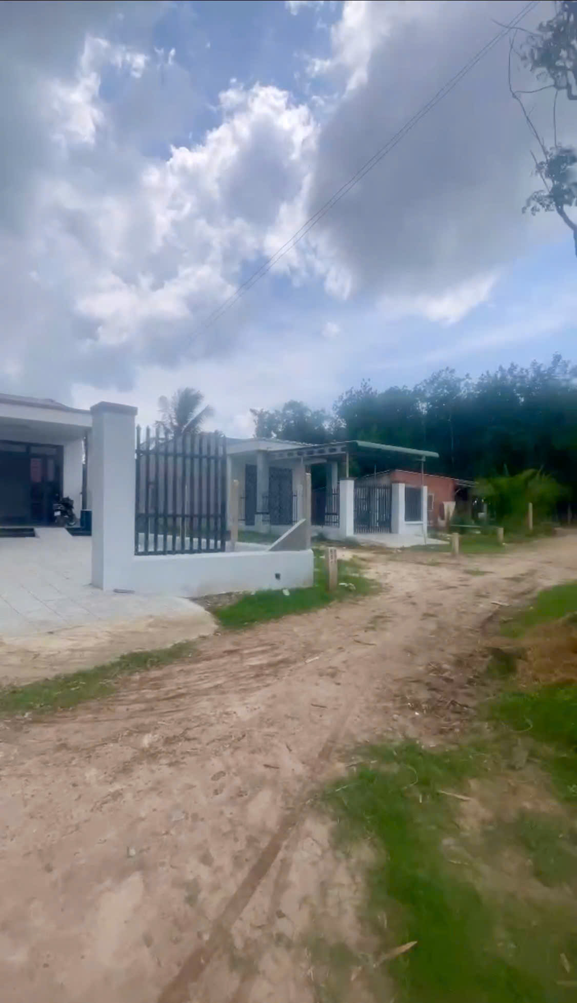 Cần Bán lô đất 1200m2 có sẵn nhà trên đất, chỉ 1 tỷ 050tr, thổ cư 300m2, Long Chữ Bến cầu