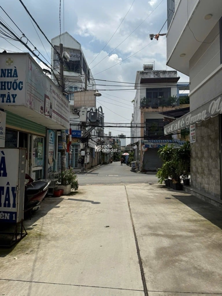  kết cấu : nhà 2 tầng  , trệt , lầu ,2pn , 2wc , nhà về chỉ cần thùng sơn là đẹp.