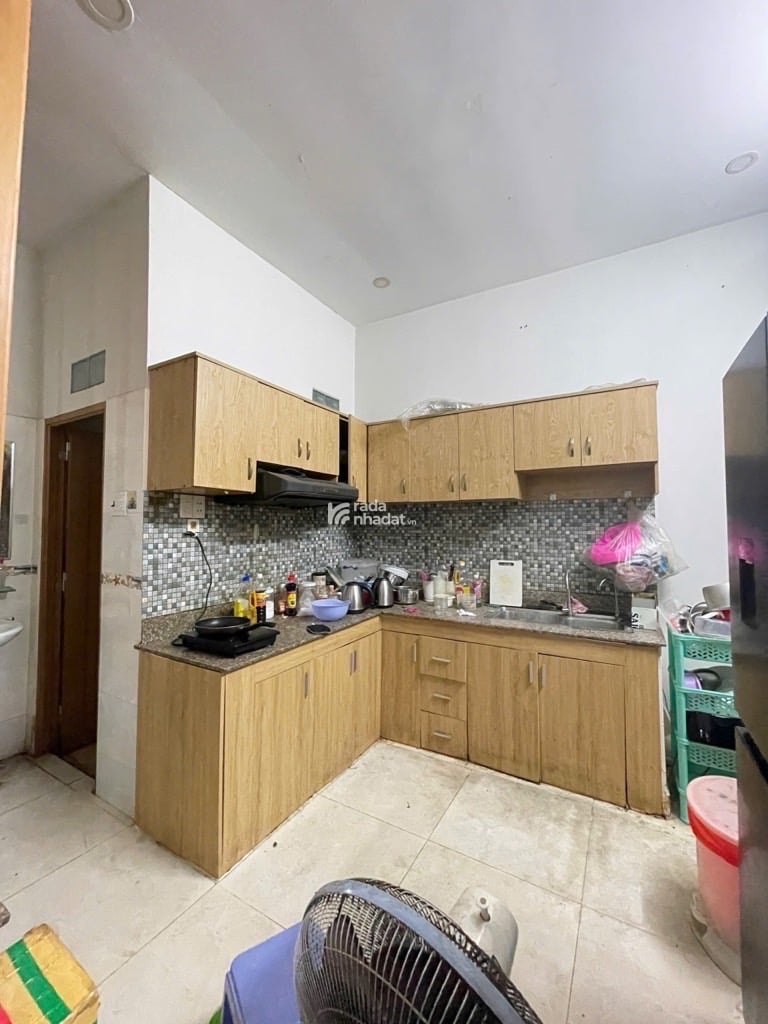 Kết cấu 1 trệt 2 lầu, 2 sân thượng trước sau đúc BTCT. Gồm: 4PN, 4WC, bếp, phòng khách.