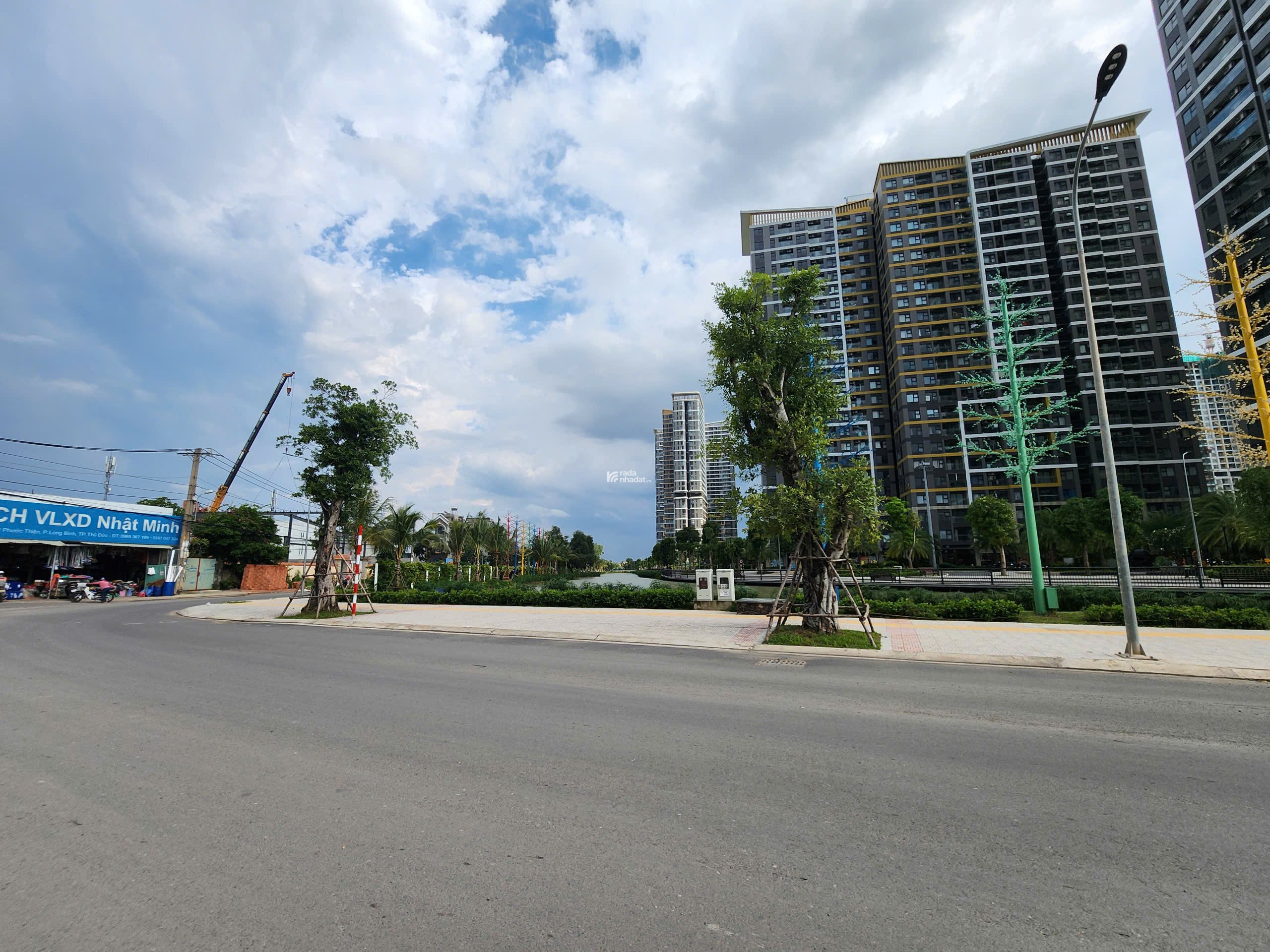 HIẾM, BÁN ĐẤT TẶNG NHÀ C4 HXH ĐƯỜNG PHƯỚC THIỆN CẠNH VINHOMES Q9 63M NGANG 5 CHỈ 4.X TỶ (TLCC)