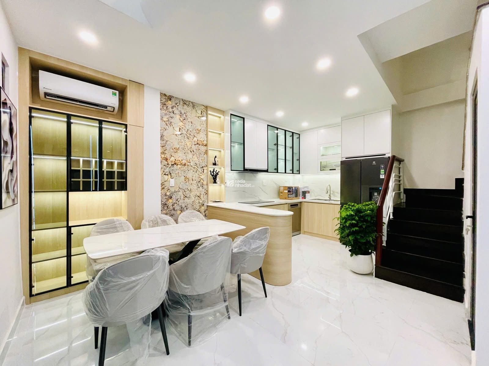 Bán nhà 3 tầng ngay Đ. Hoa Lan, Phường 2, Phú Nhuận 64m2(4,2m x 15m) sổ công chứng ngay