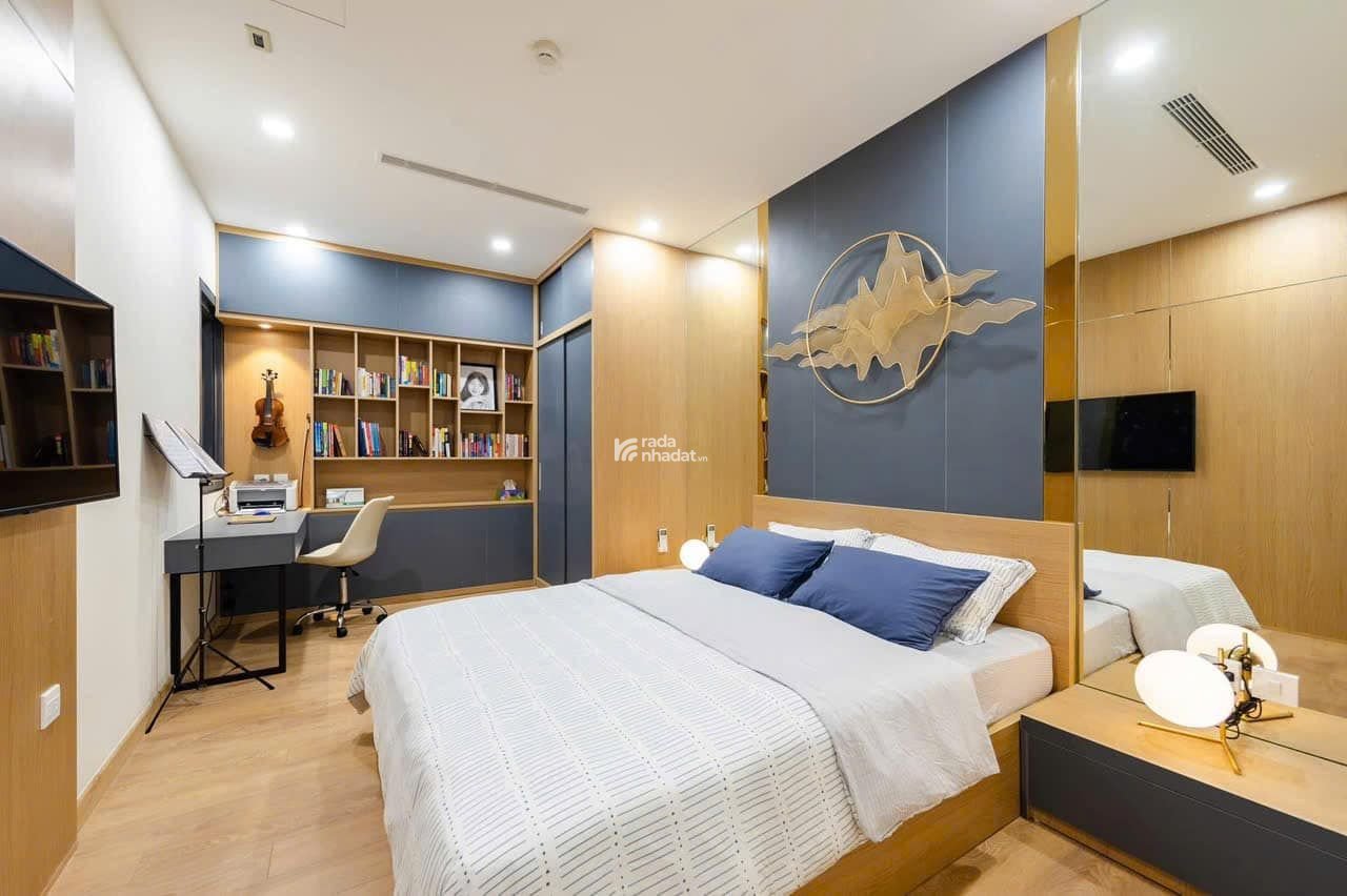 Chính chủ gửi bán căn chung cư Center Point 85m2 3PN 2WC, sẵn sổ, full nội thất. LH 0818 340 ***