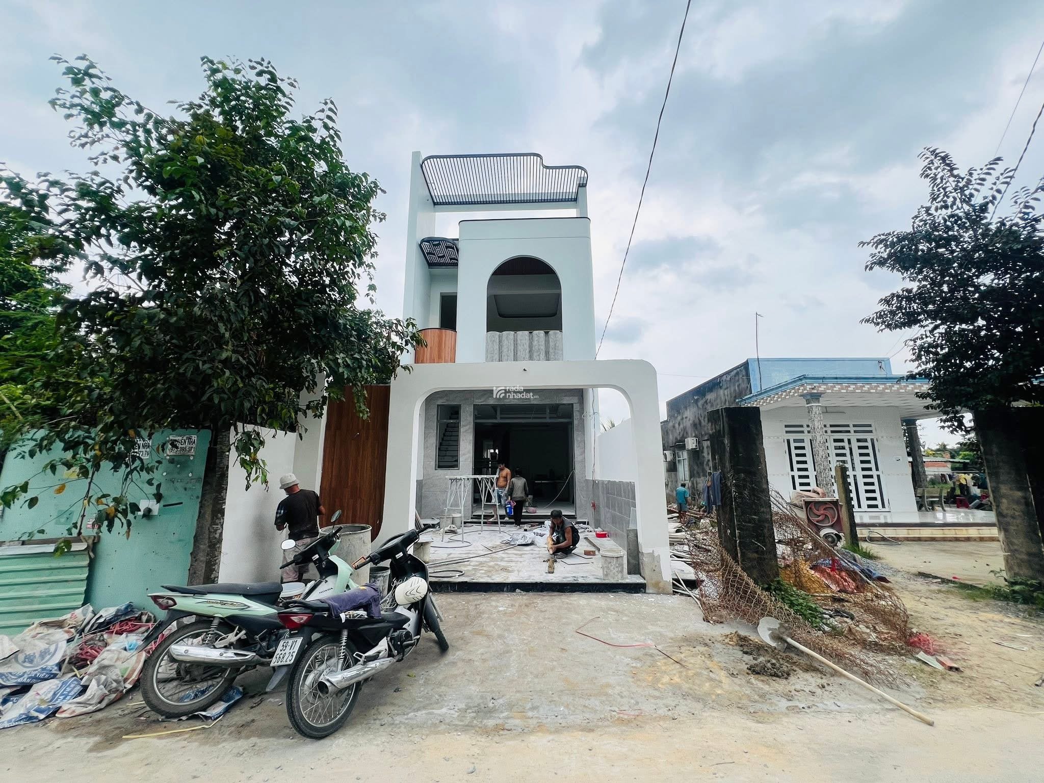 Bán nhà mặt tiền sắp hoàn thiện 