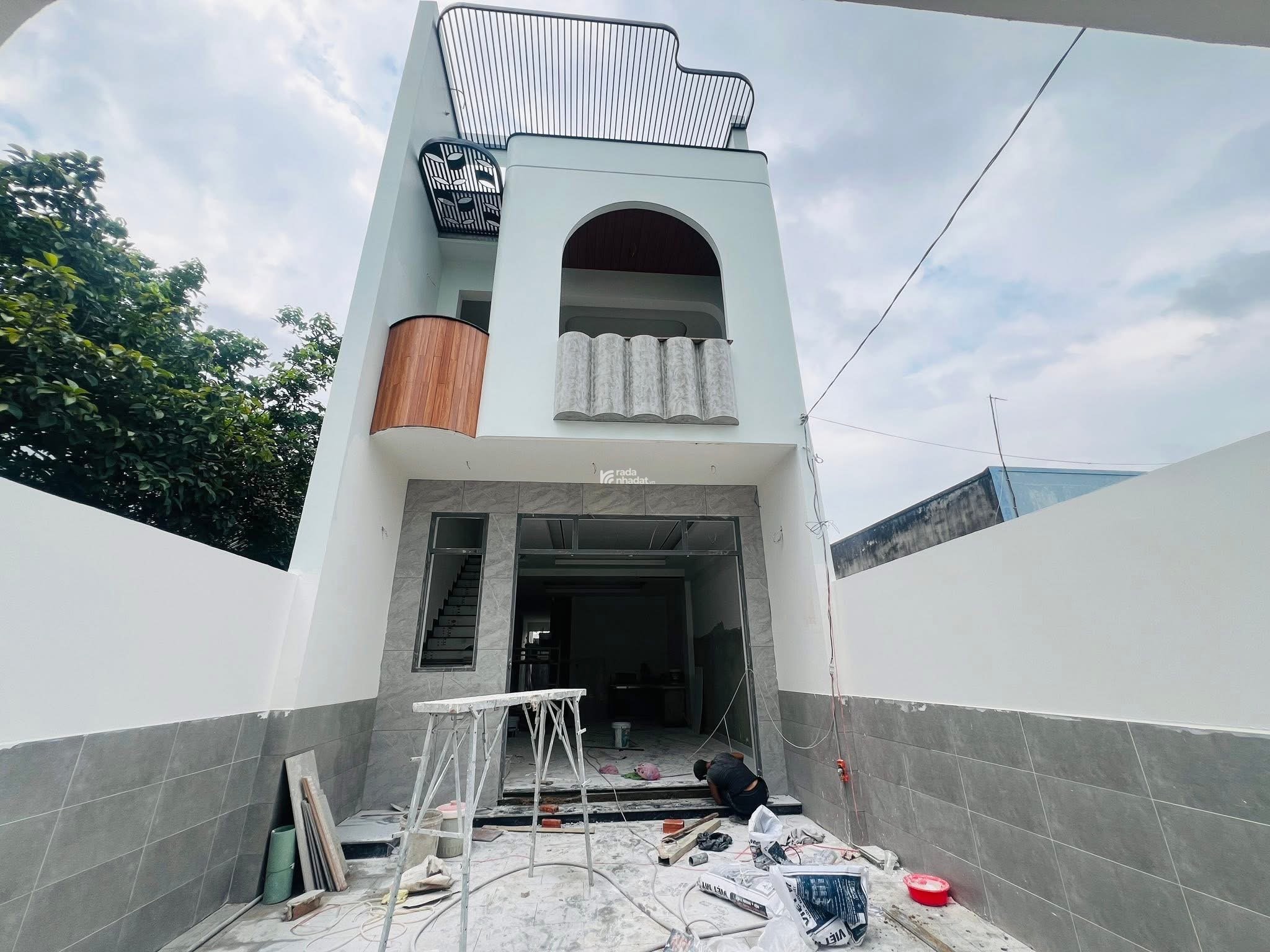 Bán nhà mặt tiền sắp hoàn thiện 