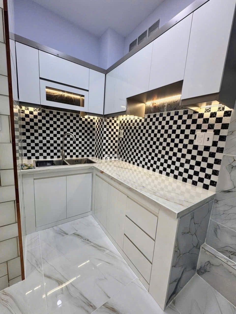 CẦN TIỀN GẤP BÁN NHÀ ĐƯỜNG TRẦN KHẮC CHÂN PHƯỜNG TÂN ĐỊNH QUẬN 1 HXH 50m2