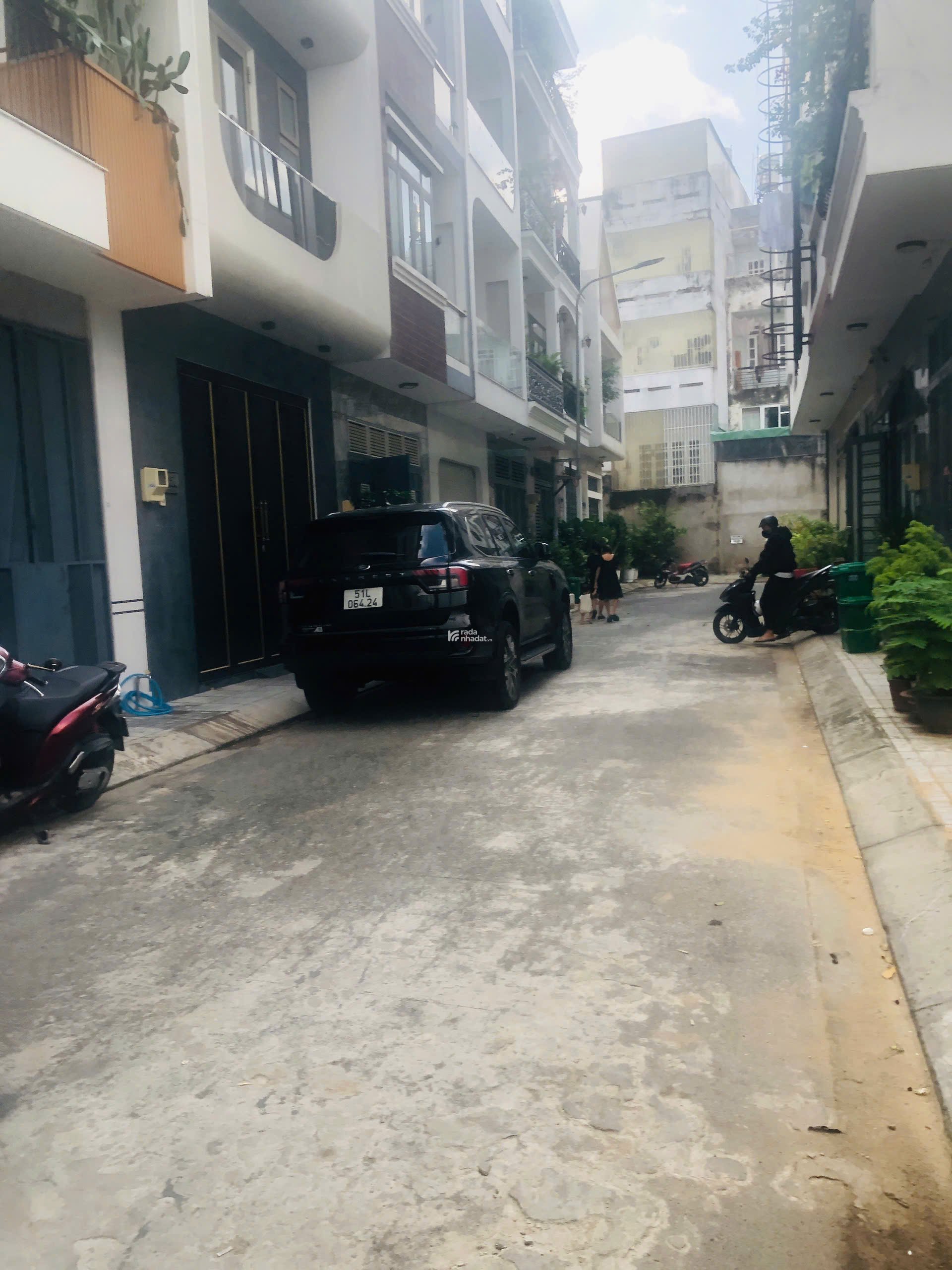 Nhà hẻm nội bộ xe hơi ra vô thoải mái giá chỉ 9,5 tỷ.