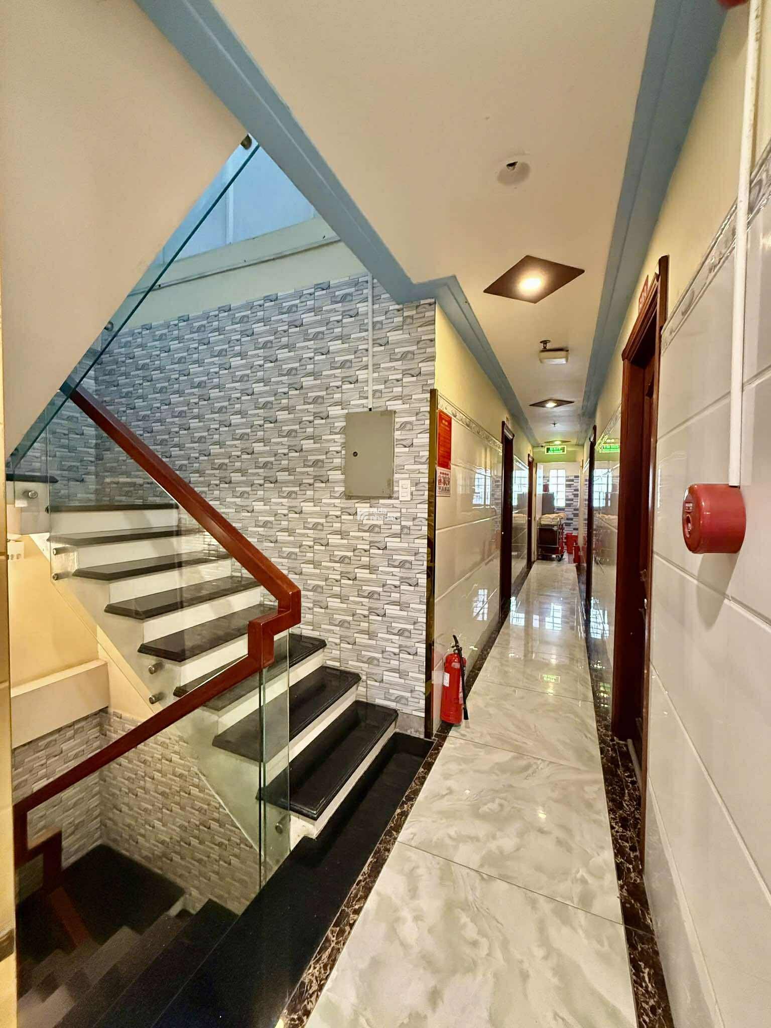 KHÁCH SẠN 7 TẦNG K300 HOÀNG HOA THÁM - DÒNG TIỀN 220TR/THÁNG - 58.5 TỶ