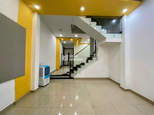 CHO THUÊ NHÀ MT ĐƯỜNG KDC 606, GIÁP HỒNG LONG, 1 TRỆT 2 LẦU, SÂN XE HƠI, 17TR.