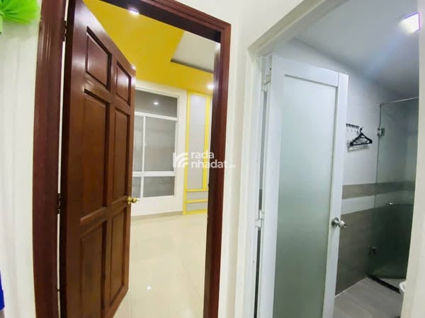 CHO THUÊ NHÀ MT ĐƯỜNG KDC 606, GIÁP HỒNG LONG, 1 TRỆT 2 LẦU, SÂN XE HƠI, 17TR.