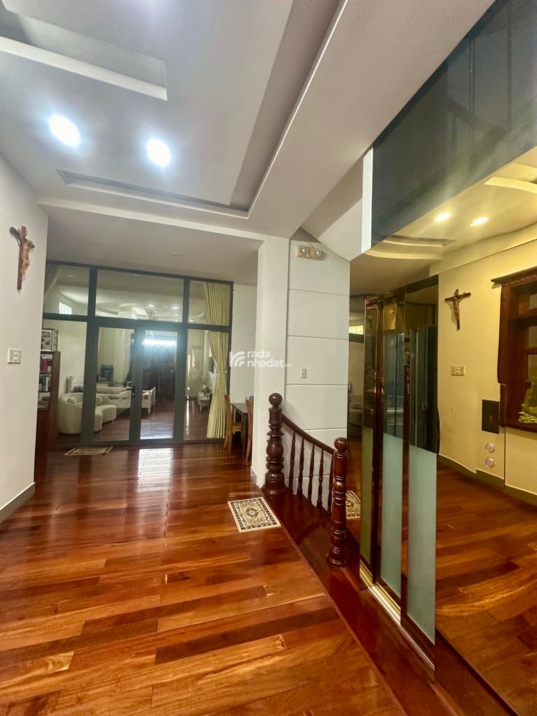 Biệt thự cao cấp 5 Tầng, diện tích lớn, Thiết kế mới lạ đẹp hiện đại, trang bị nội thất cao cấp