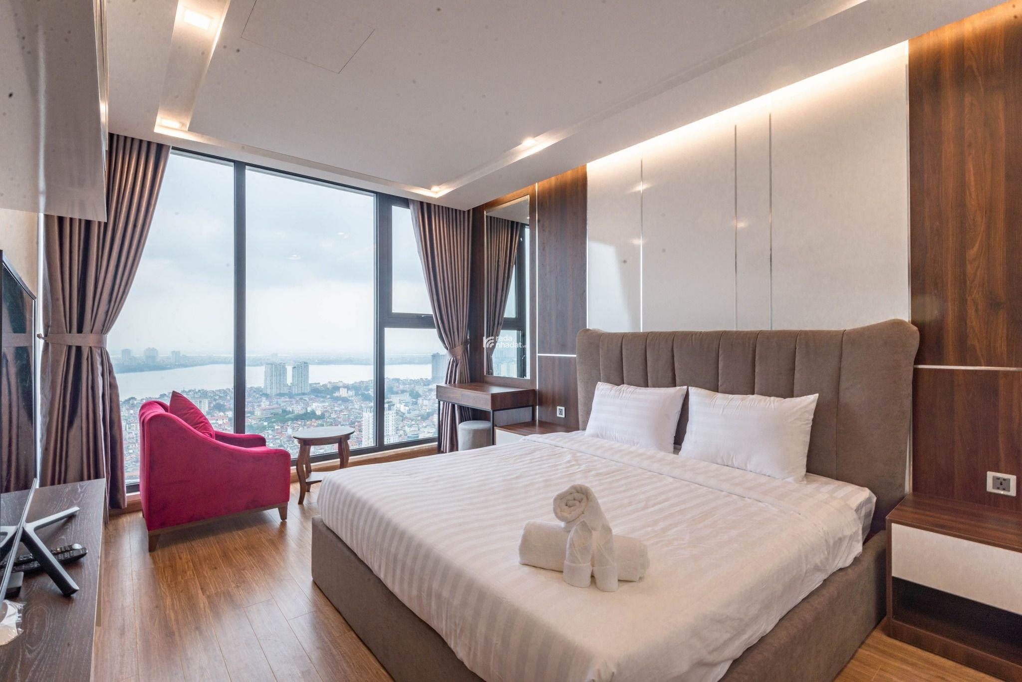 Cho thuê gấp căn hộ 155m2, 3PN 40tr/th tại Sun Grand City - 69B Thụy Khê, view Hồ Tây LH 0814 332 ***
