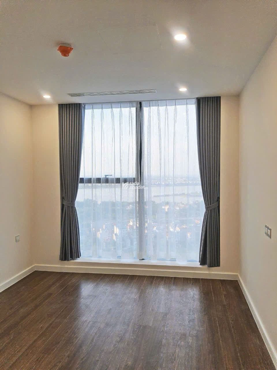 Cho thuê gấp căn hộ 155m2, 3PN 40tr/th tại Sun Grand City - 69B Thụy Khê, view Hồ Tây LH 0814 332 ***