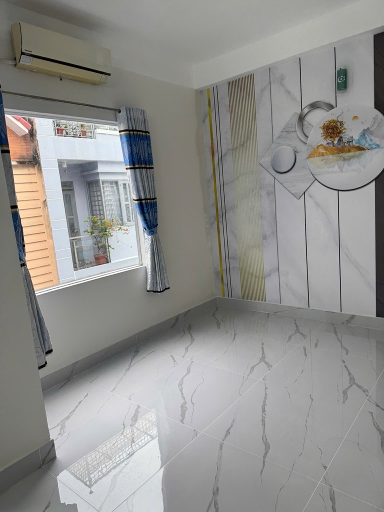  kết cấu : nhà 4 tầng , trệt ,2 lầu , sân thượng  4pn , 3wc ...hẻm xe hơi vô nhà .