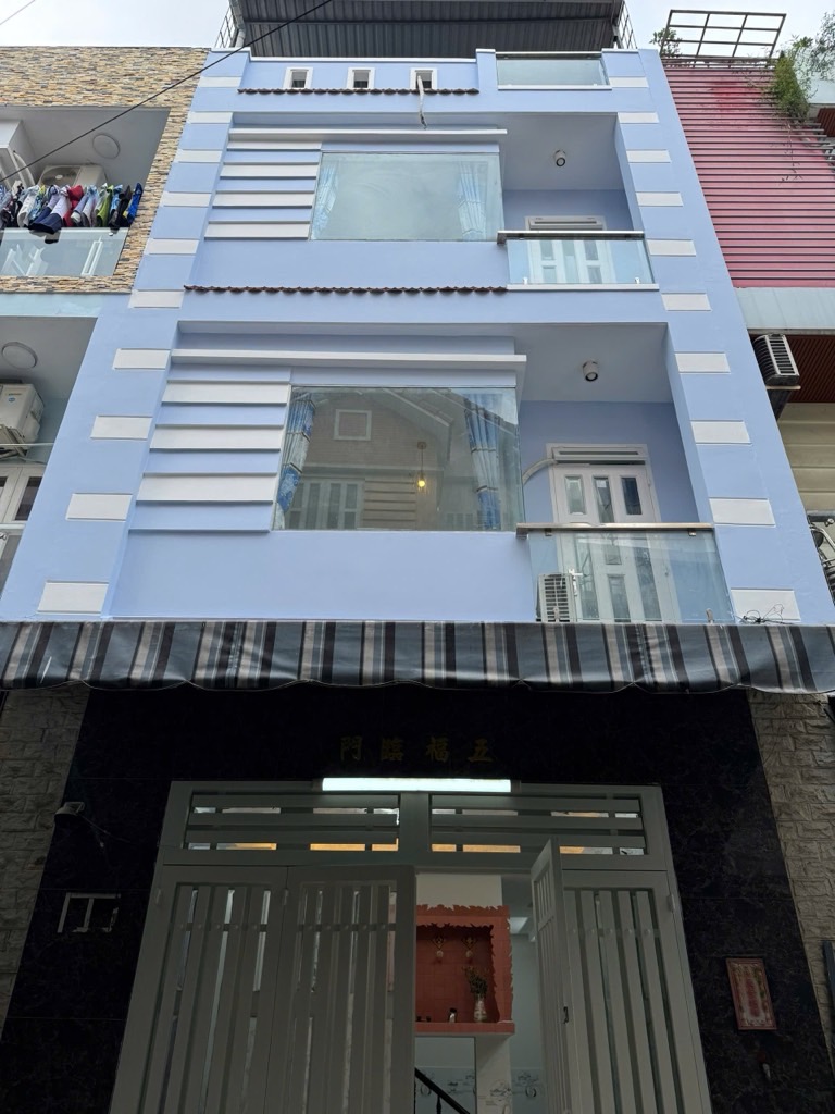  kết cấu : nhà 4 tầng , trệt ,2 lầu , sân thượng  4pn , 3wc ...hẻm xe hơi vô nhà .