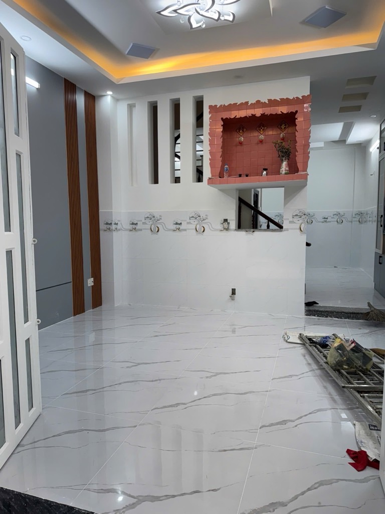  kết cấu : nhà 4 tầng , trệt ,2 lầu , sân thượng  4pn , 3wc ...hẻm xe hơi vô nhà .
