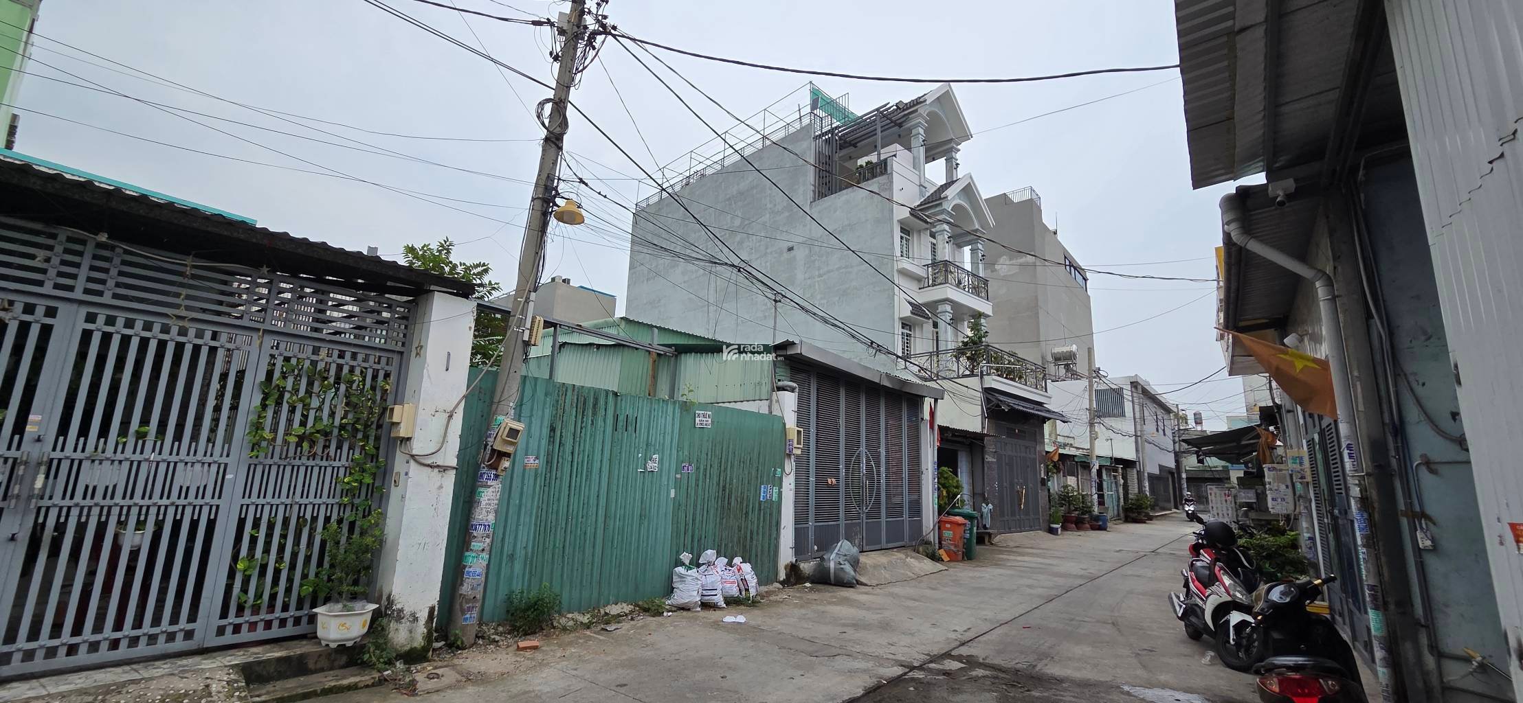 NHÀ C4 187M2 NGANG 5.2M NỞ HẬU 8.5M HẺM XE TẢI CÁCH AEON TÂN PHÚ 3 PHÚT