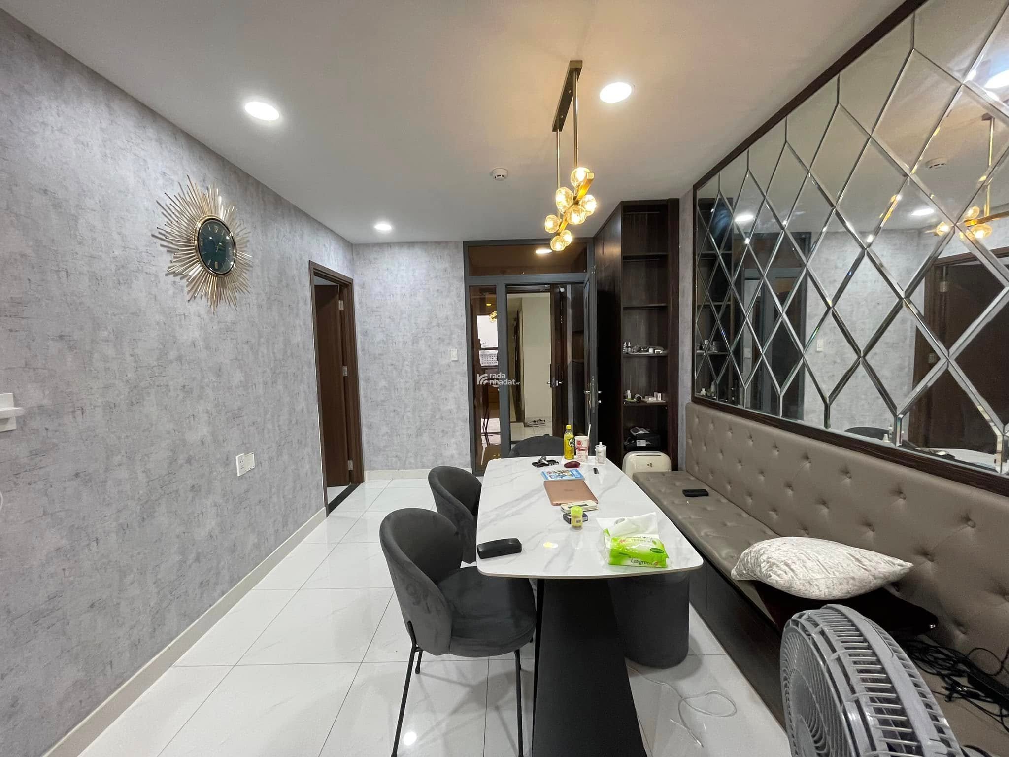 Cần bán gấp CH Green River Q8 do chủ kẹt nợ, 62m2 giá siêu rẻ chỉ 2 tỉ 275 triệu. Đầy đủ nội thất!