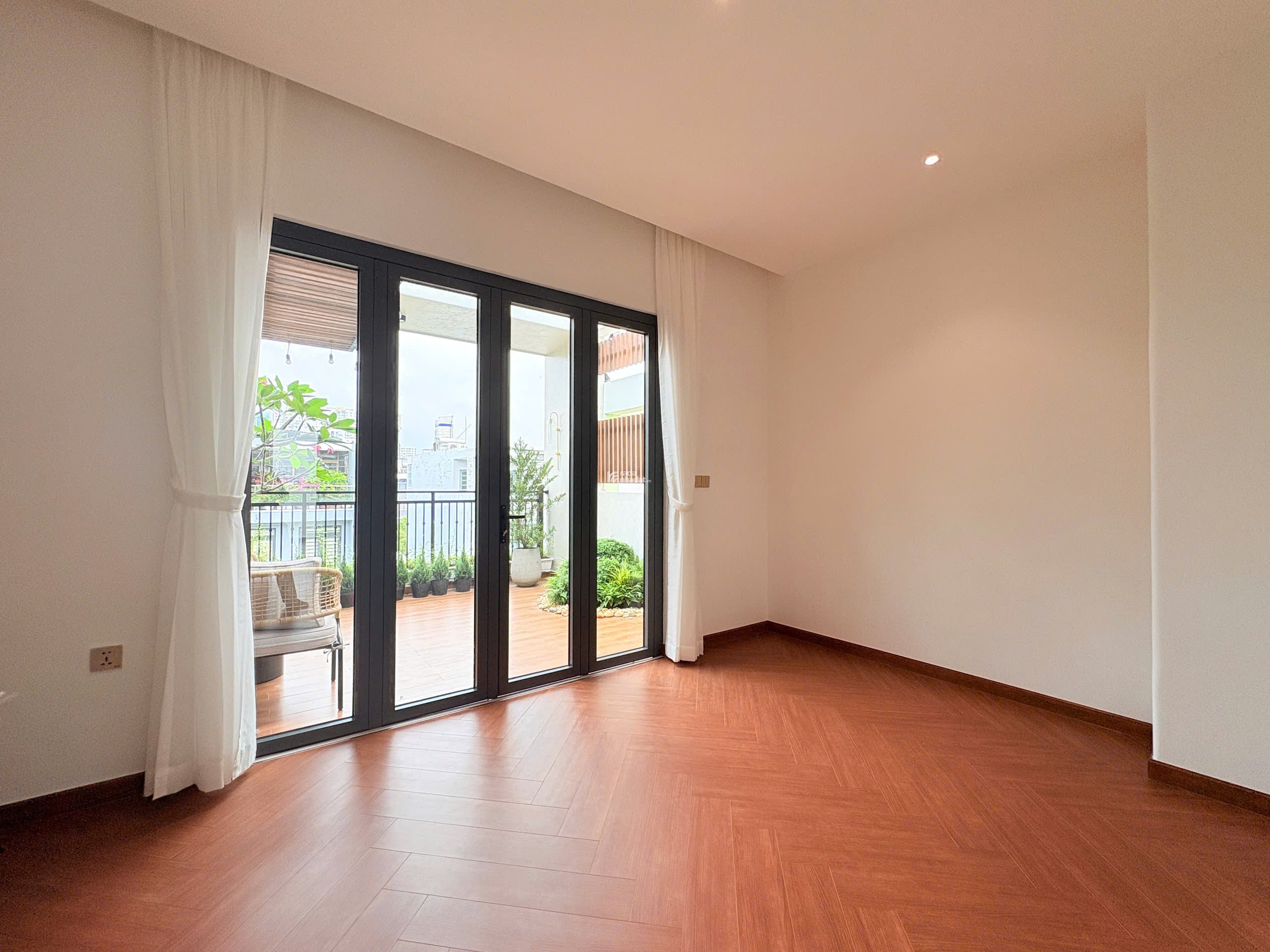 SIÊU PHẨM NHÀ PHỐ HIỆN ĐẠI CÓ THANG MÁY ĐƯỜNG 15M QUẬN 7