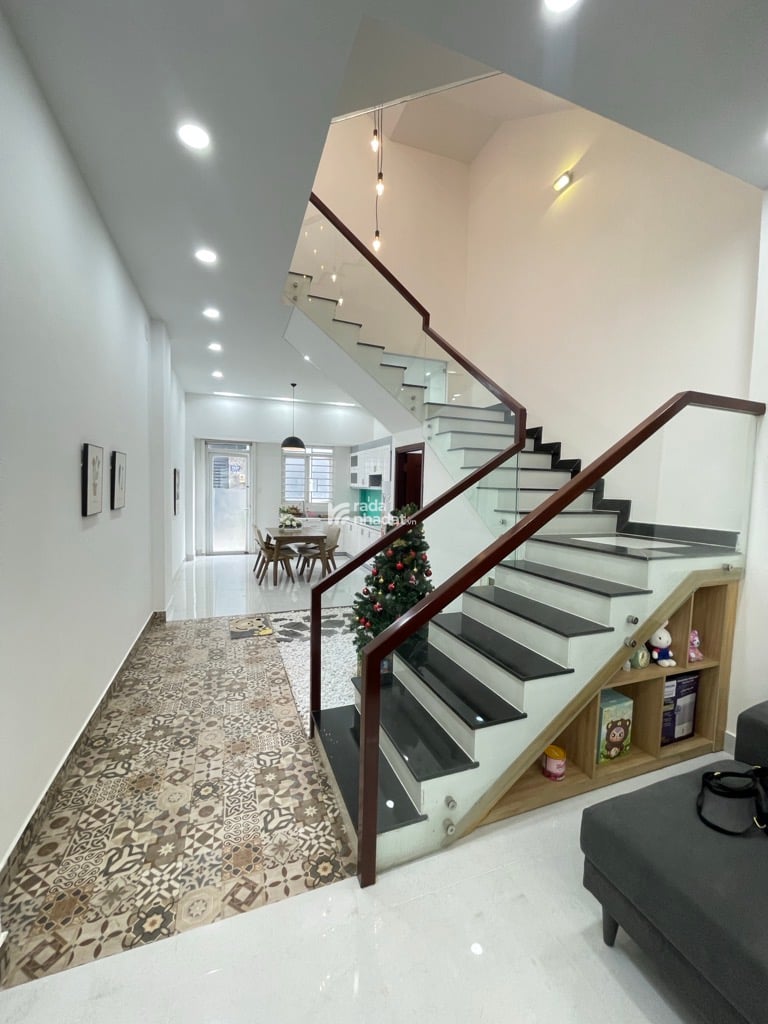 BÁN NHÀ KẾ TÂN KỲ TÂN QUÝ 65M2 3 TẦNG 6 TỶ FULL NỘI THẤT HẺM NHỰA 6M XE HƠI VÀO TẬN NHÀ