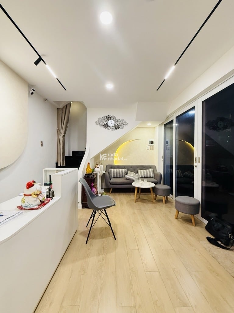  Kết cấu nhà 4 tầng BTCT 4PN, 4WC, Phòng khách, bếp. 