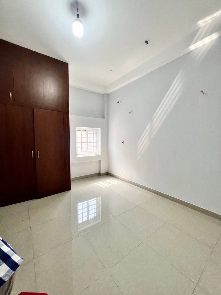 Dt 4 x 12,5m (50 m2), kết cấu 1 trệt 2 lầu đúc BTCT, gồm 3 phòng ngủ 3 Wc, phòng khách, bếp, sân th