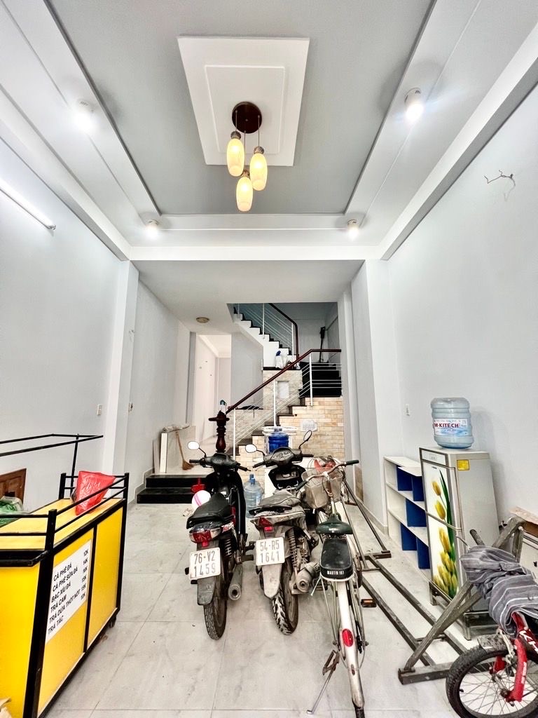 Dt 4 x 12,5m (50 m2), kết cấu 1 trệt 2 lầu đúc BTCT, gồm 3 phòng ngủ 3 Wc, phòng khách, bếp, sân th