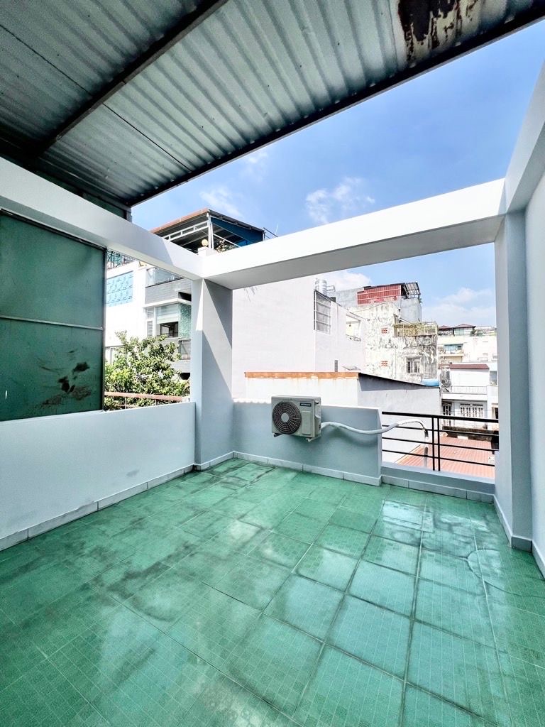 Dt 4 x 12,5m (50 m2), kết cấu 1 trệt 2 lầu đúc BTCT, gồm 3 phòng ngủ 3 Wc, phòng khách, bếp, sân th