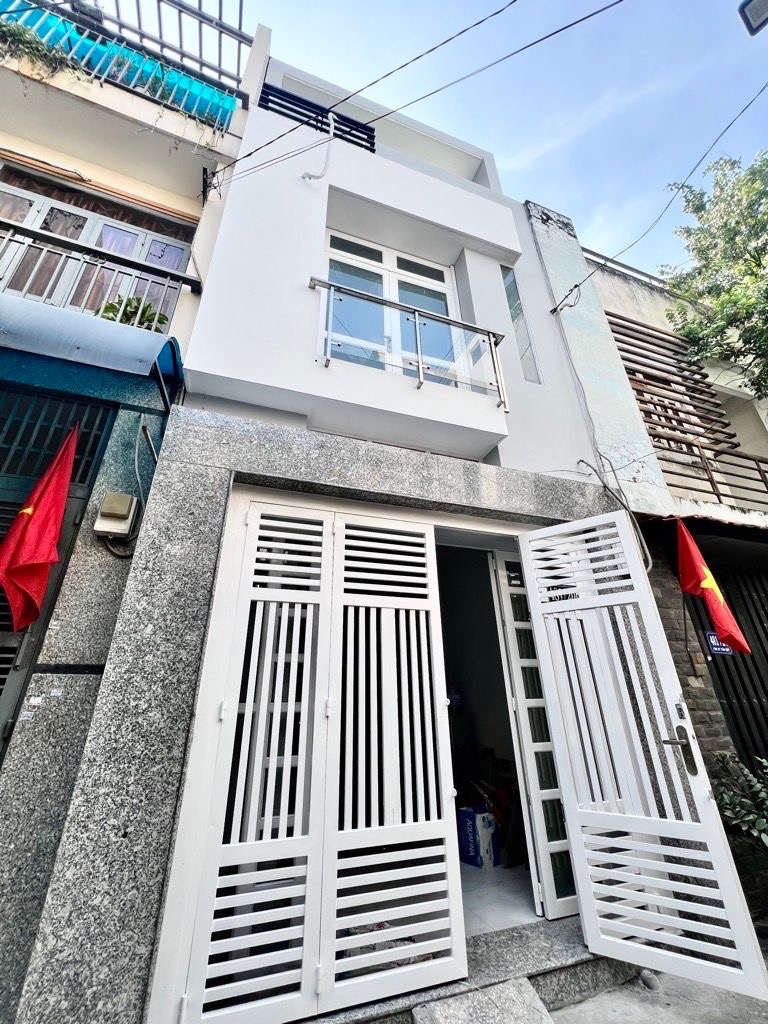 Dt 4 x 12,5m (50 m2), kết cấu 1 trệt 2 lầu đúc BTCT, gồm 3 phòng ngủ 3 Wc, phòng khách, bếp, sân th