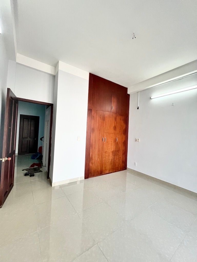 Dt 4 x 12,5m (50 m2), kết cấu 1 trệt 2 lầu đúc BTCT, gồm 3 phòng ngủ 3 Wc, phòng khách, bếp, sân th