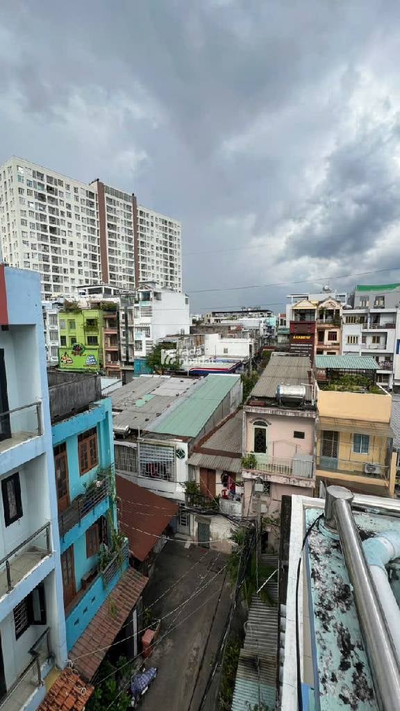 NHÀ ĐẸP 5 TẦNG BTCT SÁT BÊN ĐẦM SEN SẴN DÒNG TIỀN 15 THÁNG.