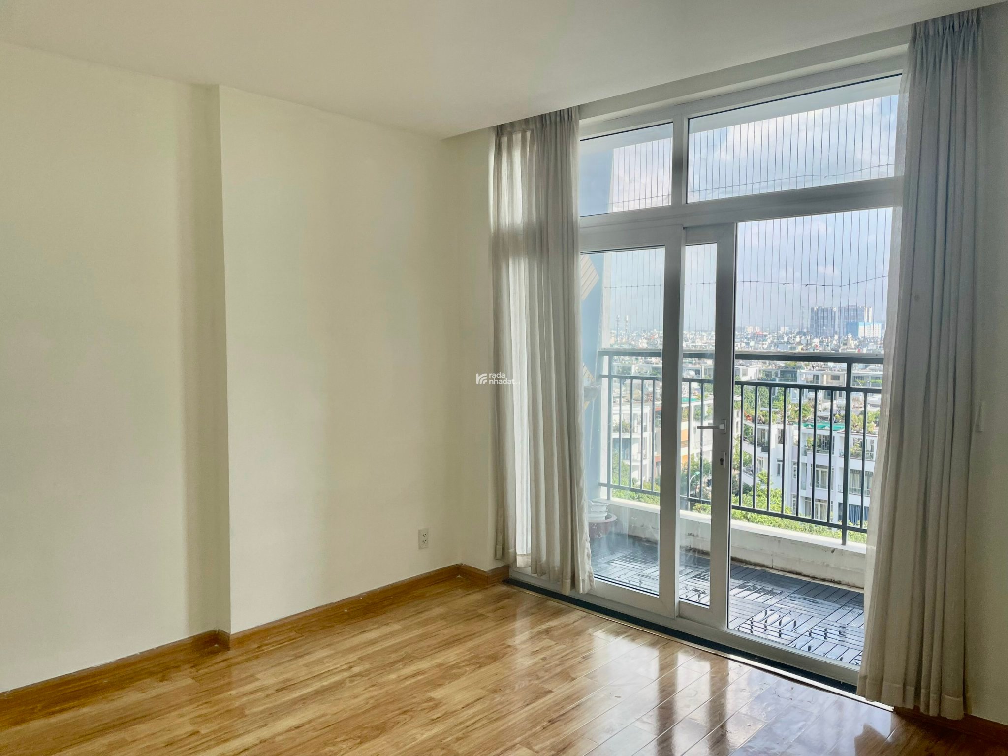 Kẹt tiền cần bán gấp căn hộ chung cư cao cấp Park Legend, DT: 72m2, 2PN - 2WC, full NT giá 5.1 tỷ