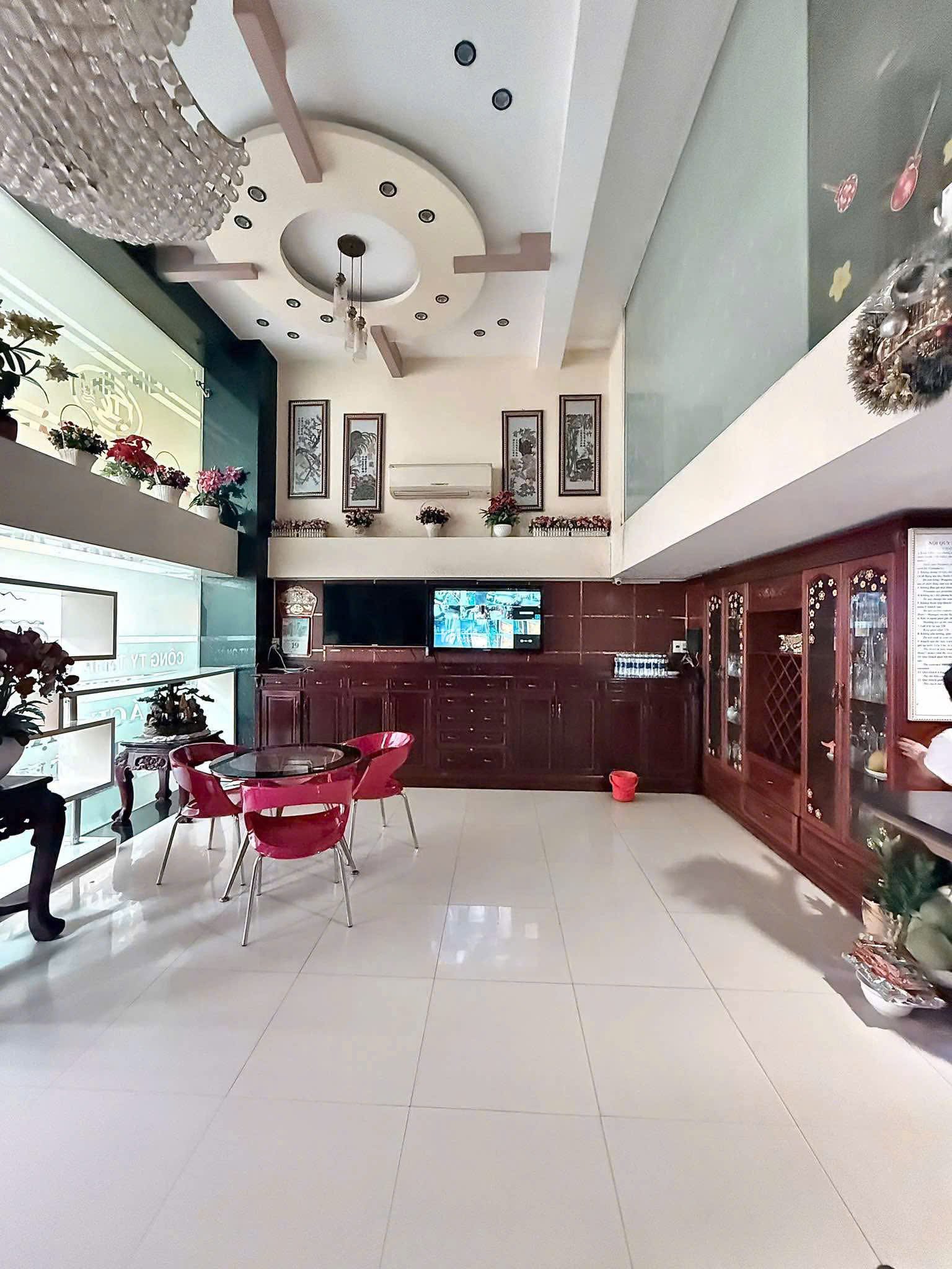 Bán gấp Mặt tiền kinh doanh Nguyễn Tri Phương quận 10 (DT 11x16m) 3 tầng