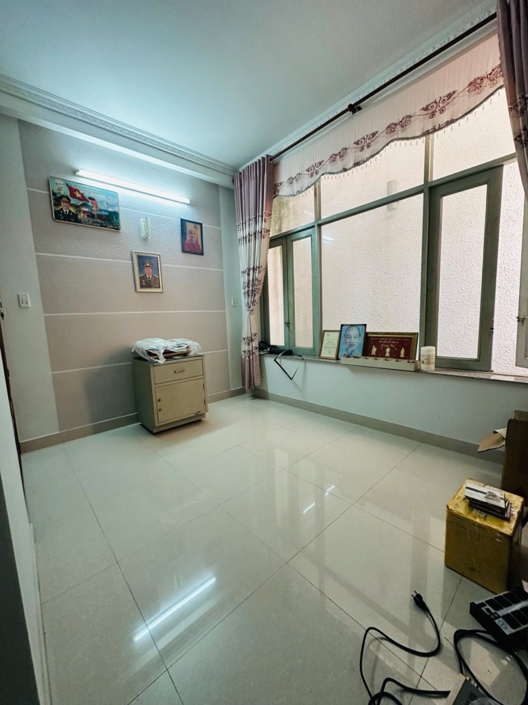 kết cấu : nhà 4 Tầng , trệt , 2 lầu , sân thượng , xe hơi đậu cửa , 4pn , 5wc , hẻm thông