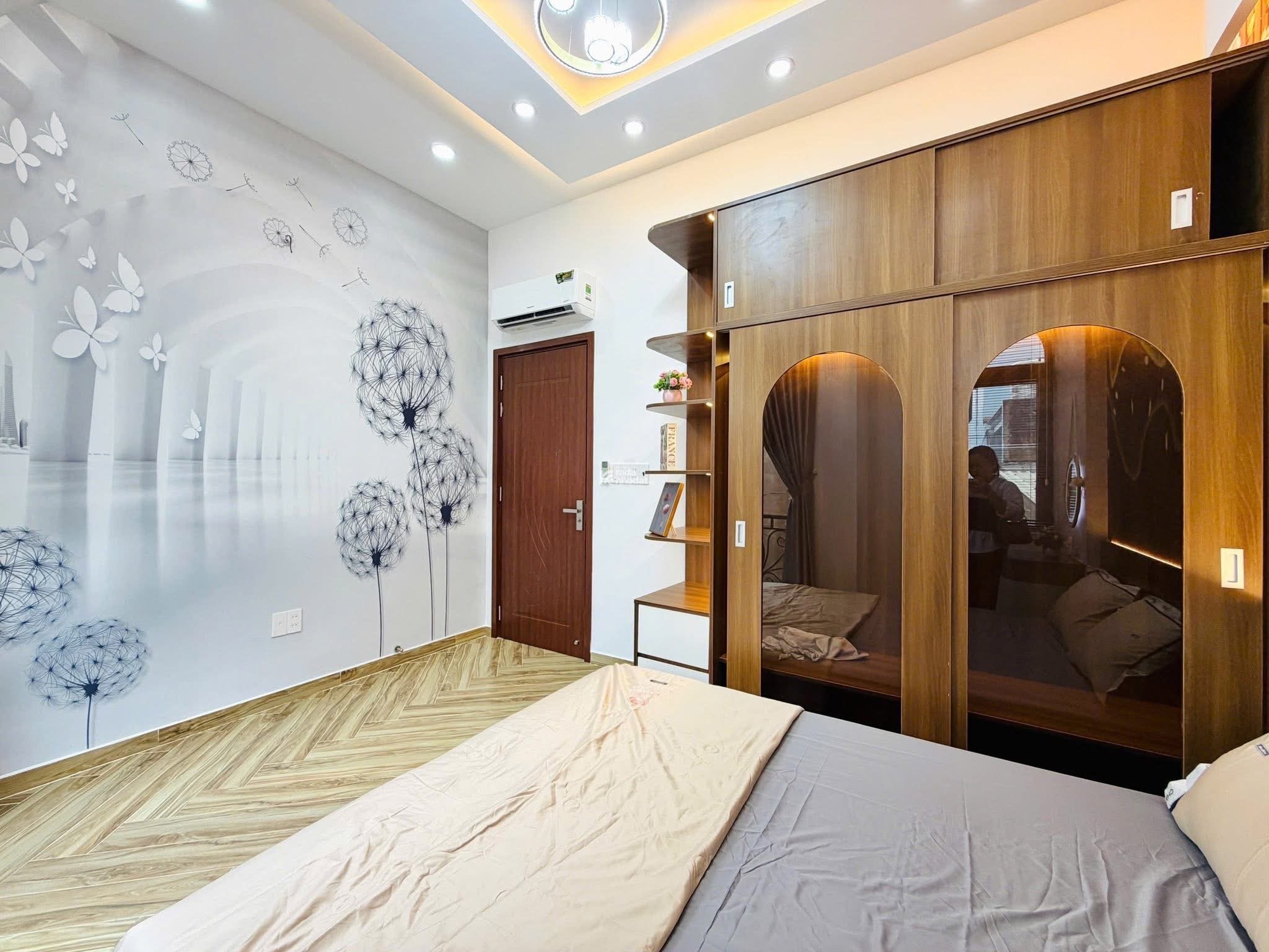 NHÀ PHỐ 3 TẦNG - THIẾT KẾ HIỆN ĐẠI, FULL NỘI THẤT - SÁT MT ĐƯỜNG - CHỈ 5.39 TỶ TL