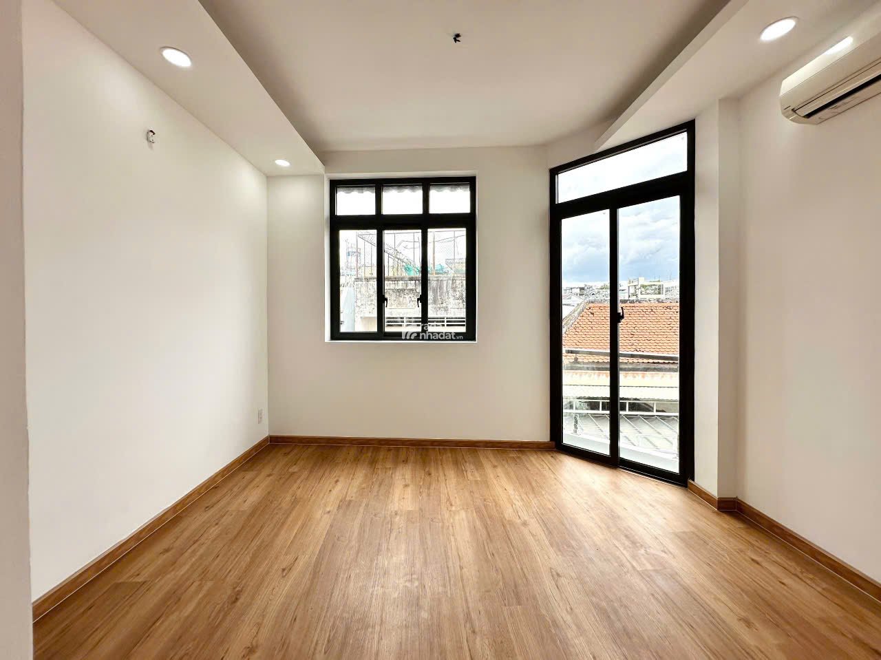 Nhà đẹp hẻm xe hơi đường Lê Quang Định, Bình Thạnh, 50m2 tiện ích bủa vây, SHR giá 3 tỷ 220 TL